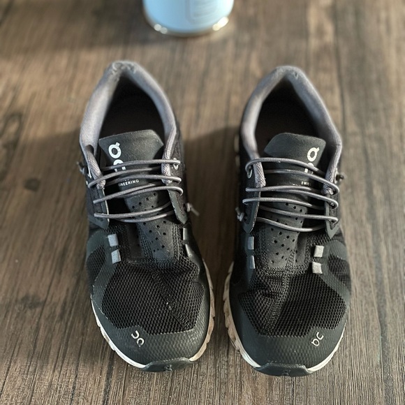 Size 6 on cloud running shoes - Picture 3 of 6